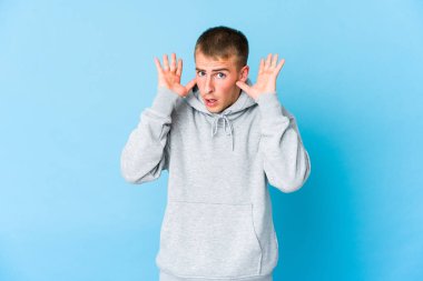 Genç beyaz yakışıklı adam şaşırdı ve şok oldu..