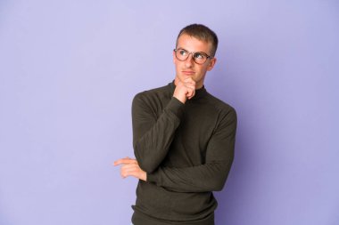 Kafkasyalı yakışıklı bir genç şüpheli ve şüpheci bir ifadeyle yana bakıyor..