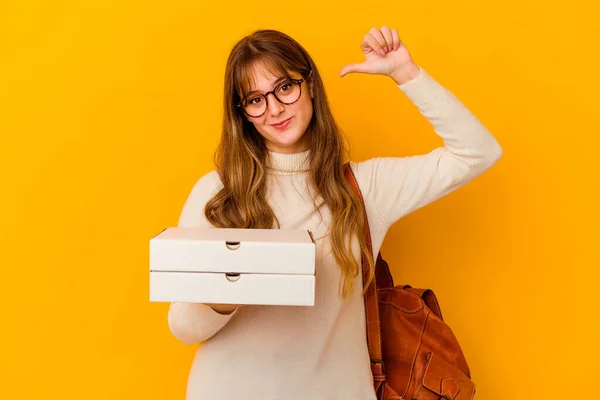 Jonge Student Kaukasische Vrouw Die Pizza Geïsoleerde Achtergrond Voelt Zich — Stockfoto