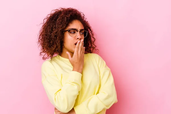 Jong Afrikaans Amerikaans Vrouw Geïsoleerd Roze Achtergrond Geeuwen Tonen Een — Stockfoto