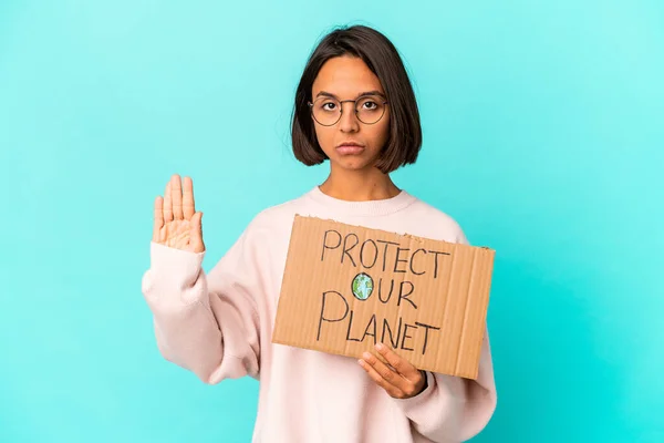 Genç Latin Kökenli Melez Kadın Elinde Gezegenimizi Koruyan Bir Karton — Stok fotoğraf