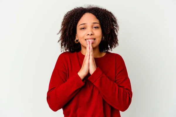 Joven Afroamericana Mestiza Mujer Aislada Mano Orar Cerca Boca Siente — Foto de Stock