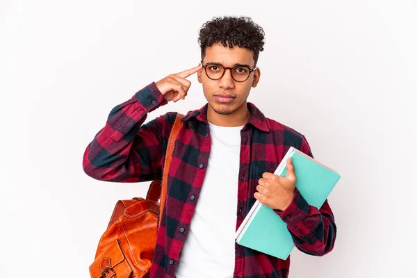 Jovem Estudante Afro Americano Encaracolado Homem Isolado Segurando Livros Apontando — Fotografia de Stock