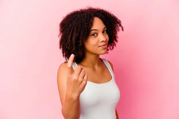 Jovem Negra Americana Mista Mulher Isolada Apontando Com Dedo Para — Fotografia de Stock