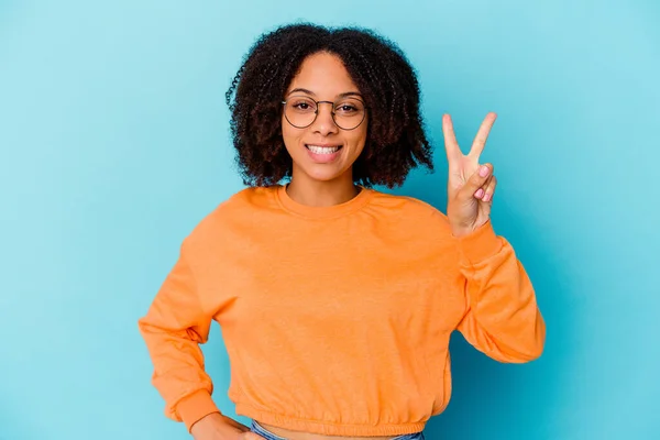 Jong Afrikaans Amerikaans Gemengd Ras Vrouw Geïsoleerd Tonen Nummer Twee — Stockfoto