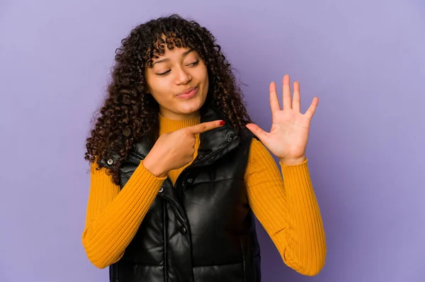 Ung Afrikansk Amerikansk Afro Kvinna Isolerad Ler Glad Visar Nummer — Stockfoto