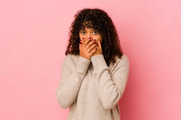 Jeune Afro Américain Afro Femme Isolée Couvrant Bouche Avec Les — Photo