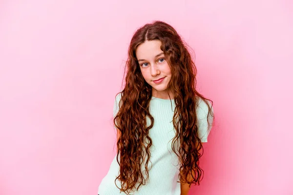 Pequena Menina Caucasiana Isolado Fundo Rosa Encolhe Ombros Olhos Abertos — Fotografia de Stock