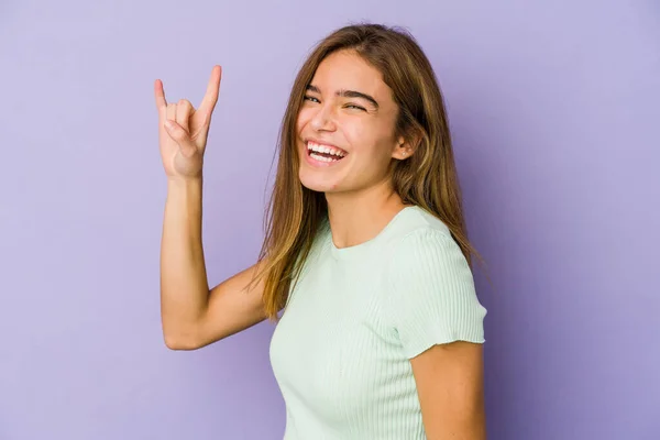 Joven Flaco Caucásico Chica Adolescente Púrpura Fondo Mostrando Gesto Cuernos — Foto de Stock