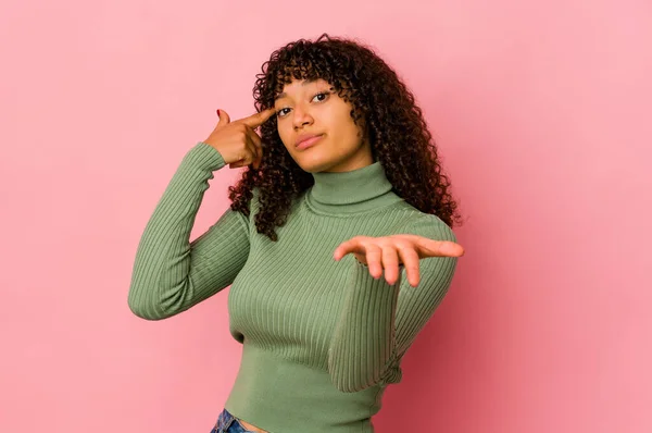 若いアフリカ系アメリカ人のアフロ女性は手に製品を保持し 示す隔離 — ストック写真