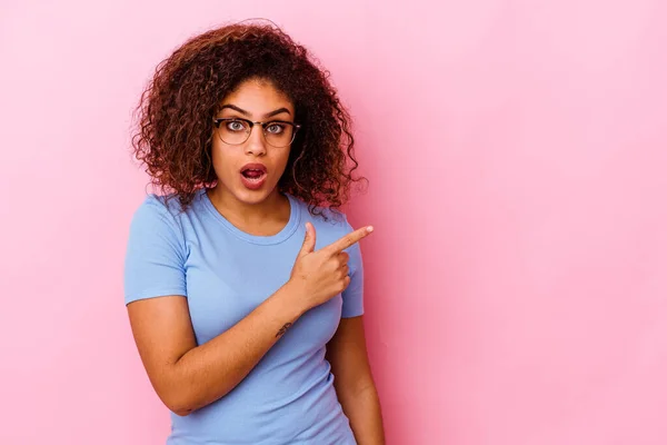 Jovem Afro Americana Isolada Sobre Fundo Rosa Apontando Para Lado — Fotografia de Stock