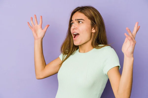 Joven Flaco Caucásico Chica Adolescente Púrpura Fondo Gritando Cielo Mirando — Foto de Stock