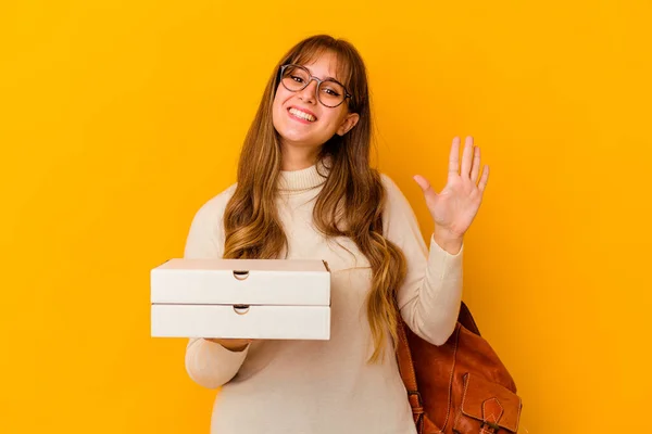 Jovem Estudante Caucasiano Mulher Segurando Pizzas Sobre Fundo Isolado Sorrindo — Fotografia de Stock