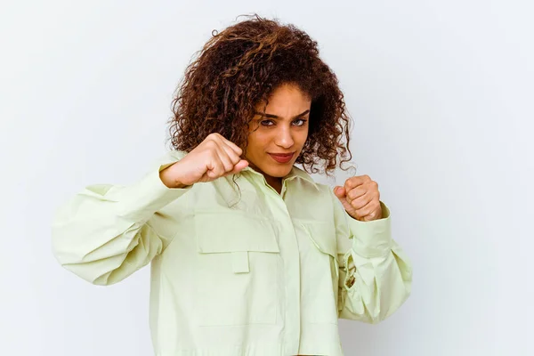 Junge Afrikanisch Amerikanische Frau Isoliert Auf Weißem Hintergrund Wirft Einen — Stockfoto