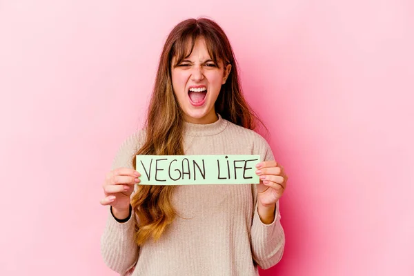 Ung Kaukasiska Kvinna Håller Vegan Liv Plakat Isolerad Skriker Mycket — Stockfoto