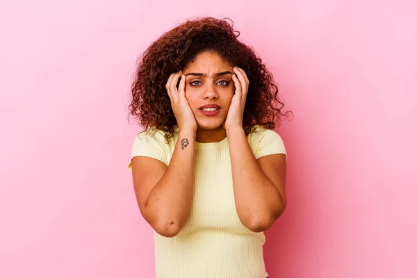 Ung Afrikansk Amerikansk Kvinna Isolerad Rosa Bakgrund Gråter Missnöjd Med — Stockfoto