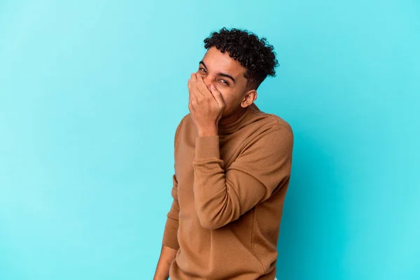 Joven Africano Americano Rizado Hombre Aislado Azul Riendo Feliz Despreocupado —  Fotos de Stock