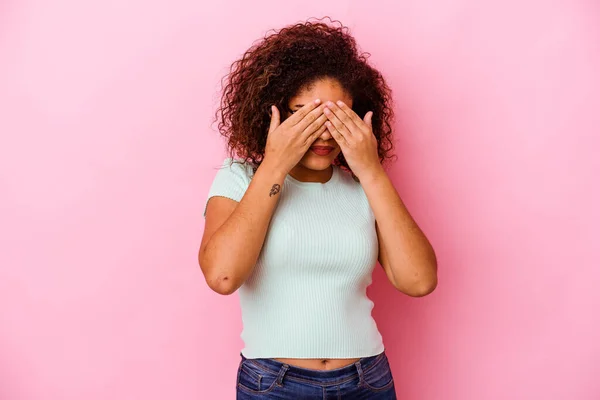 Jovem Afro Americana Isolada Fundo Rosa Com Medo Cobrir Olhos — Fotografia de Stock