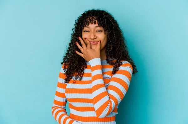 Joven Afroamericana Afro Mujer Aislada Dudando Entre Dos Opciones — Foto de Stock