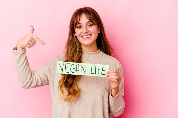 Ung Kaukasisk Kvinna Håller Vegan Liv Plakat Isolerad Person Pekar — Stockfoto