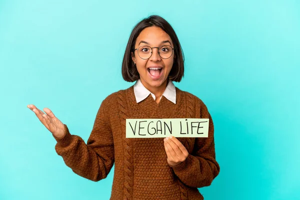 Ung Latinamerikansk Blandras Kvinna Som Håller Vegan Liv Plakat Får — Stockfoto