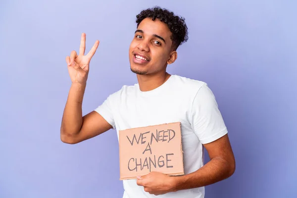 Jovem Afro Americano Encaracolado Isolado Segurando Precisamos Uma Mudança Papelão — Fotografia de Stock