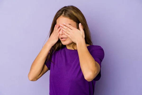 Giovane Ragazza Caucasica Magra Adolescente Sfondo Viola Paura Che Copre — Foto Stock