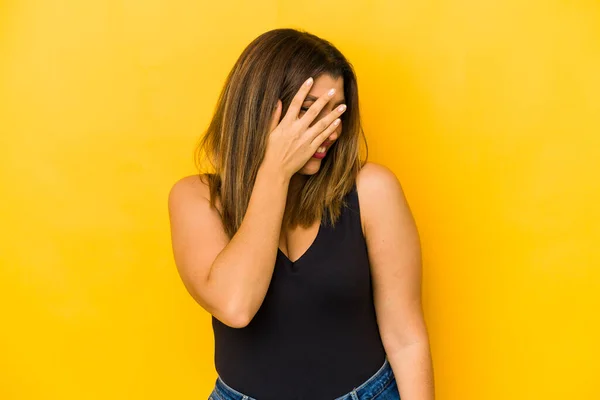 Mujer India Joven Aislada Sobre Fondo Amarillo Parpadea Ante Cámara — Foto de Stock