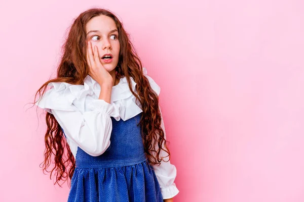 Pequeña Chica Caucásica Aislada Sobre Fondo Rosa Siendo Sorprendida Por —  Fotos de Stock