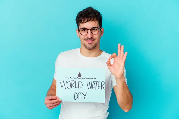 Jonge Blanke Man Vieren Wereld Water Dag Geïsoleerd Blauwe Achtergrond — Stockfoto