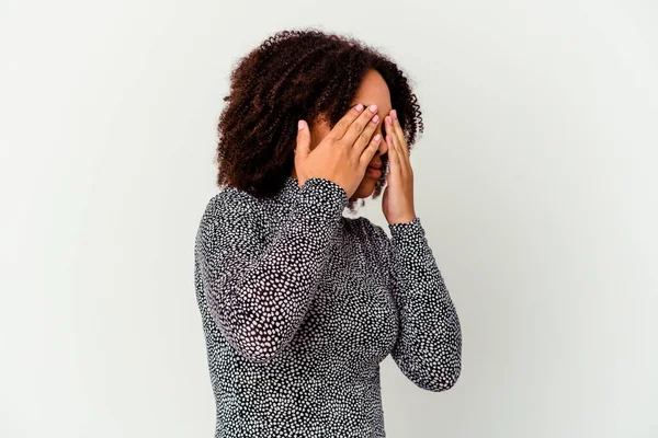Genç Afro-Amerikan melez kadın gözlerden uzak, elleri kapalı..