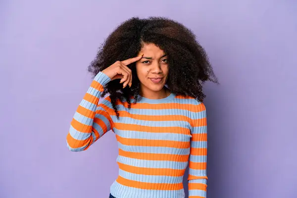 Jovem Afro Americana Encaracolado Mulher Isolada Fundo Roxo Apontando Templo — Fotografia de Stock