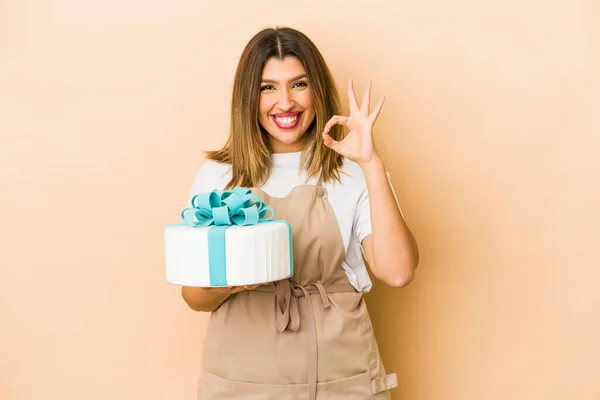 Joven India Pastelera Mujer Aislado Alegre Seguro Mostrando Gesto —  Fotos de Stock