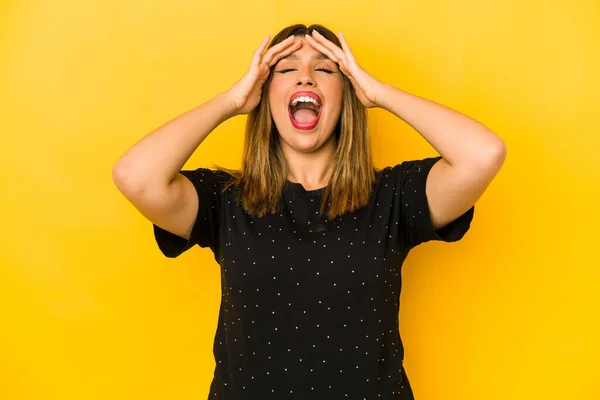 Mulher Indiana Jovem Isolado Fundo Amarelo Alegremente Mantendo Mãos Cabeça — Fotografia de Stock