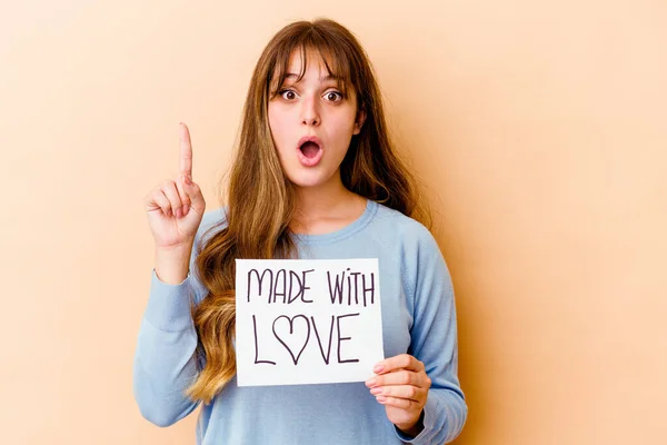 Mulher Caucasiana Jovem Segurando Feito Com Cartaz Amor Isolado Ter — Fotografia de Stock