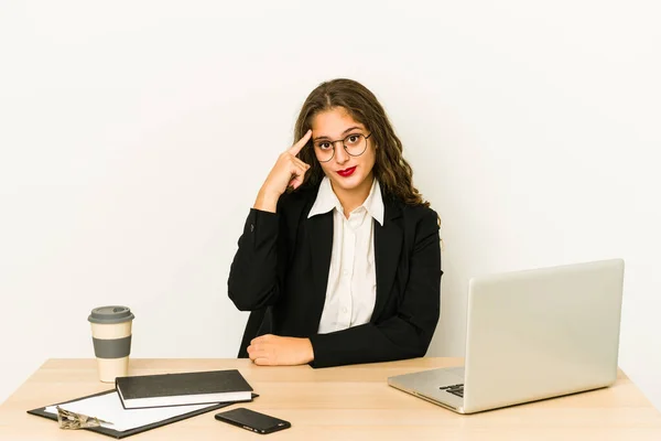 Jovem Mulher Negócios Caucasiana Trabalhando Seu Desktop Isolado Apontando Templo — Fotografia de Stock