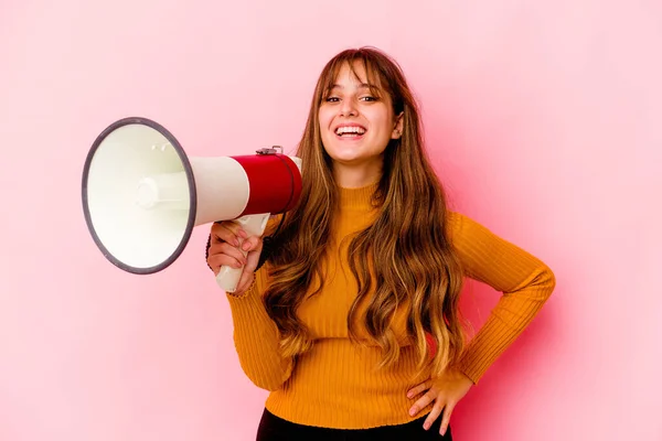 Jonge Kaukasische Vrouw Met Een Megafoon Geïsoleerd Lachen Plezier — Stockfoto