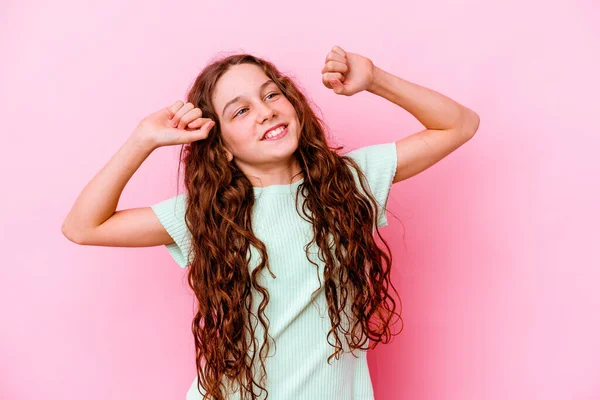 Pequena Menina Caucasiana Isolado Fundo Rosa Comemorando Dia Especial Salta — Fotografia de Stock