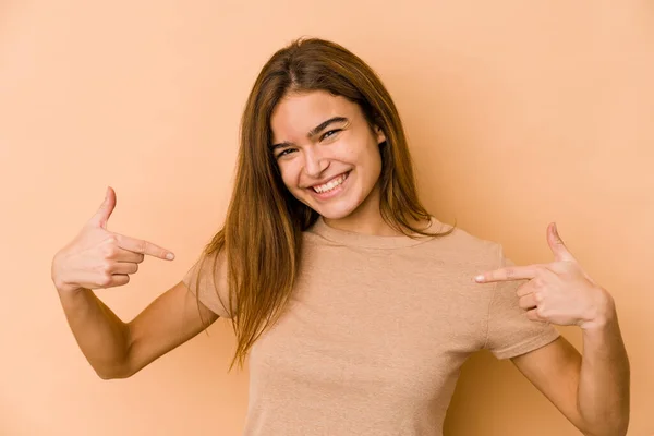 Junge Dünne Kaukasische Teenager Mädchen Zeigt Mit Fingern Nach Unten — Stockfoto