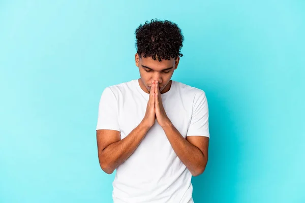 Jovem Afro Americano Encaracolado Homem Isolado Oração Azul Mostrando Devoção — Fotografia de Stock