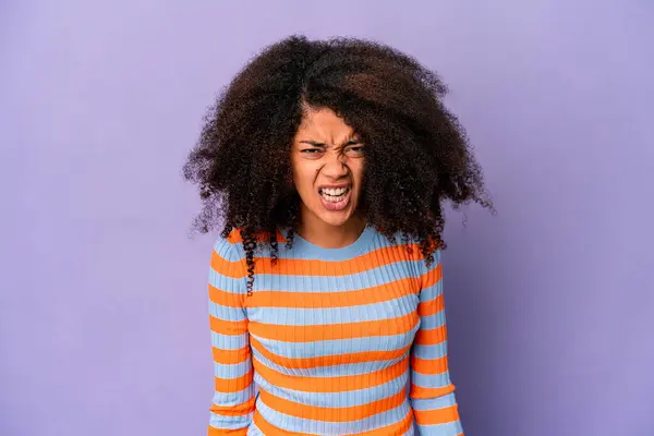 Jovem Afro Americana Encaracolado Mulher Isolada Fundo Roxo Gritando Muito — Fotografia de Stock