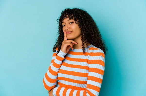 Joven Afroamericana Afro Mujer Aislada Infeliz Mirando Cámara Con Expresión — Foto de Stock