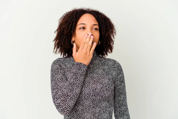 Genç Afro-Amerikan melez kadın kendini izole etmiş esniyor ve ağzını eliyle kapatan yorgun bir jest yapıyor..