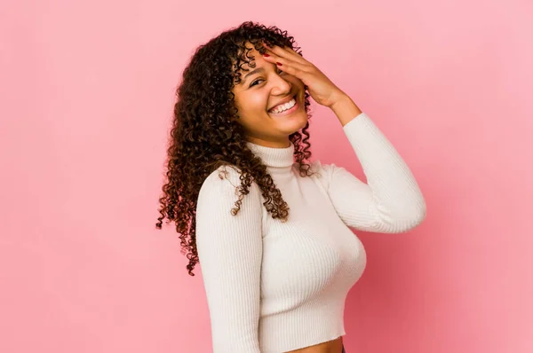 Jong Afrikaans Amerikaans Afro Vrouw Geïsoleerd Lachen Gelukkig Zorgeloos Natuurlijke — Stockfoto