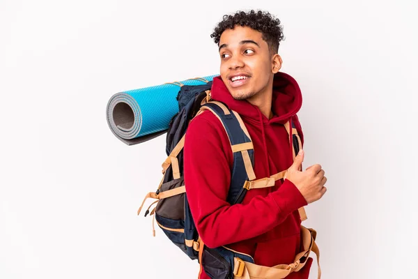 Jovem Afro Americano Encaracolado Viajante Homem Pontos Isolados Com Dedo — Fotografia de Stock