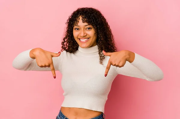 Jong Afrikaans Amerikaans Afro Vrouw Geïsoleerd Punten Naar Beneden Met — Stockfoto