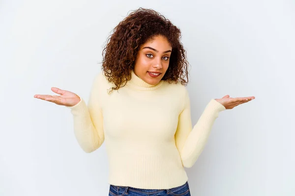 Jeune Femme Afro Américaine Isolée Sur Fond Blanc Épaules Confuses — Photo