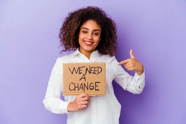 Joven Mujer Afroamericana Sosteniendo Una Necesitamos Cartel Cambio Aislado Persona — Foto de Stock