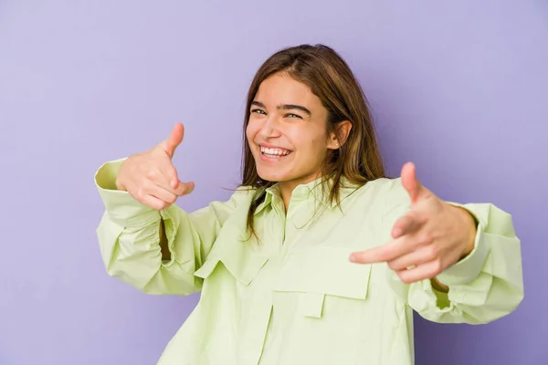 Jovem Magro Caucasiano Menina Adolescente Fundo Roxo Sorrisos Alegres Apontando — Fotografia de Stock