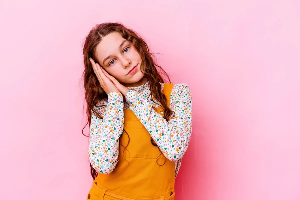 Menina Caucasiana Pouco Isolado Fundo Rosa Bocejo Mostrando Gesto Cansado — Fotografia de Stock